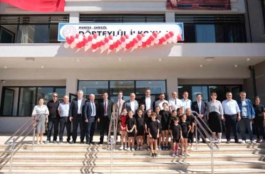 Sarıgöl’ün en büyük okulu yeni binasında ilk törenini yaptı 