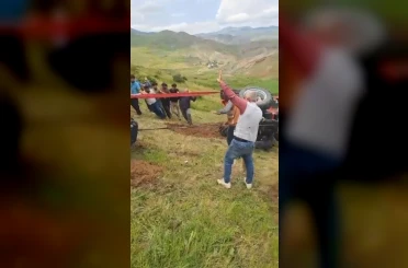 Sarıkamış’ta devrilen traktör için köylüler seferber oldu 