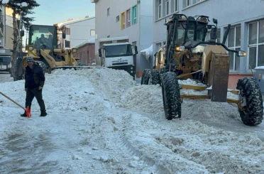 Sarıkamış’ta kar seferberliği: İlçe merkezinden 600 kamyon kar taşındı 