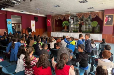 Sarıkamış’ta "Şarkılı Orman" oyununa miniklerden yoğun ilgi 