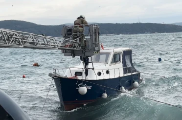 Sarıyer’de lodos nedeniyle teknede mahsur kalanları itfaiye kurtardı 