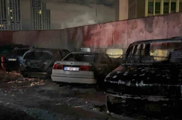 Sarıyer’de park halindeki 5 araç şüpheli bir şekilde alevlere teslim oldu 