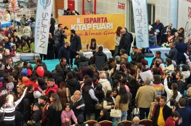 Şarkıcı Melis Fis, 8. Isparta Kitap Fuarı’nda hayranlarıyla buluştu 