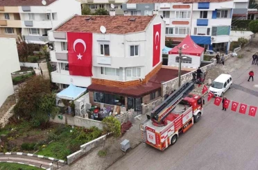 Şehidin evine Türk bayrağı asıldı 