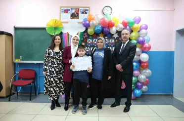 Şehidin oğlu ilk karnesini Bakan Göktaş’ın elinden aldı 