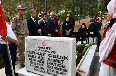 Şehit Başçavuş Ferhat Gedik mezarı başında anıldı 