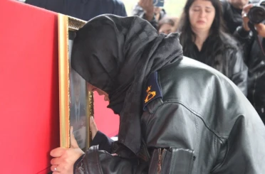 Şehit eşini askeri montuyla son yolculuğuna uğurladı 