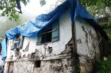 Şehit oğlundan ayrılmamak için harabe evde yaşam mücadelesi veriyor 