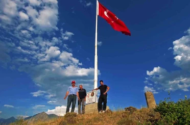 Şehit Öğretmen Neşe Alten’in adını bin 215 rakımlı tepede yaşattı: 16 metrelik Türk bayrağı dikti 