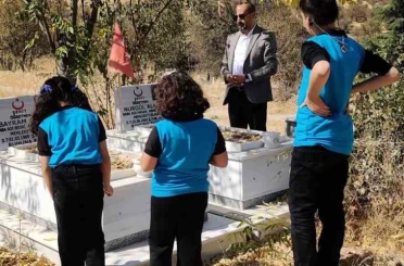 Şehit öğretmenler kabirleri başında anıldı 