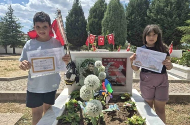 Şehit operatörün çocukaları karnelerinin babalarının kabrine götürdü 