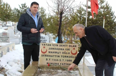 Şehitler kabirleri başında dualarla anıldı 