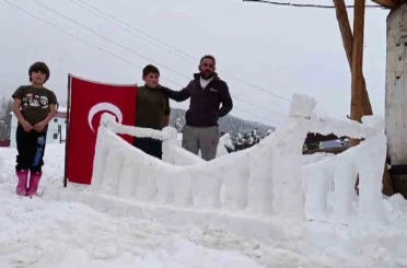 Şehitleri anmak amacıyla kardan ‘15 Temmuz Şehitler Köprüsü’ yaptılar, görenleri ise duygulandırdılar