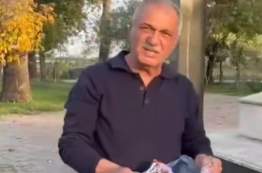 Şehitliğe saygısızlık yapanlara tepki gösterdi, çöpleri tek tek topladı 