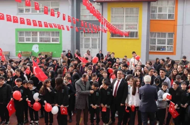 Şehitlik Ortaokolu, tabuta sığmayan şehit Selçuk Paker’in annesini konuk etti 