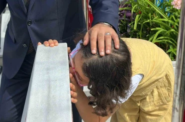 Şehitlikte duygusal anlar: Minik Elif hiç görmediği dayısının mezarını defalarca öptü 