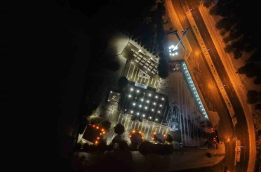 Şehitlikte yılbaşı gecesi: Aileler dualarla yeni yıla girdi 