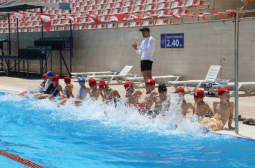 Şehzadeler’de yüzme kursları kapılarını açtı 