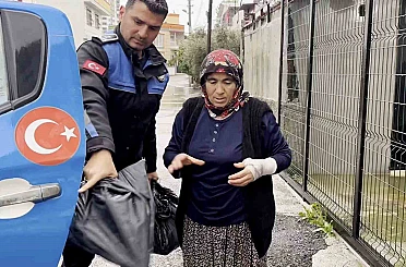 Sel riskine karşı sahada olan zabıta ekipleri vatandaşa yardım etti 