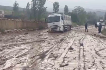 Sel suları iki ilçeyi birbirine bağlayan yolda ulaşımı aksattı 