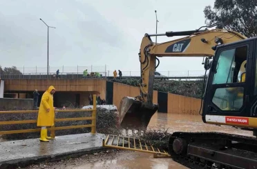 Sel suları yükselince minibüsün üzerinde mahsur kalan vatandaşları belediye ekipleri kurtardı 