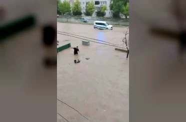 Sel sularına kapılan yaşlı adamı son anda kurtardılar 