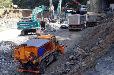 Sel ve heyelanlar nedeniyle 3 gündür kapalı olan Çamlıhemşin-Ayder karayolu ulaşıma açıldı 