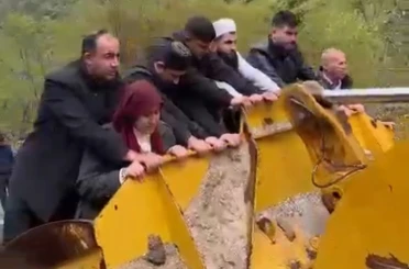 Sel yol vermeyince cenaze iş makinesiyle taşındı 