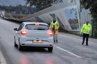 Selçuk’ta fırtına yol kenarında dev panoları yola savurdu 