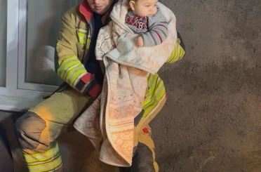 Selde mahsur kalan 11 kişilik aileyi itfaiye kurtardı 