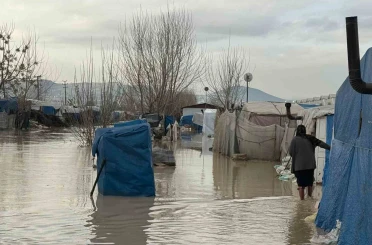 Selde mahsur kalan vatandaş kepçeyle kurtarıldı 
