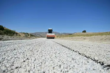 Selendi’de 26 yıl sonra ilk kez asfalt
