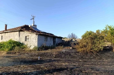 Selendi’de bir ev ve 2 dekarlık arazi alevlere teslim oldu 