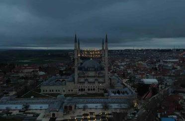 Selimiye Camii’nin minarelerine Ramazan mahyası asıldı 