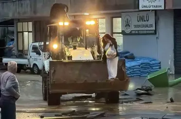 Selin esir aldığı mahallede ulaşım kepçe ve traktörlerle sağlanıyor
