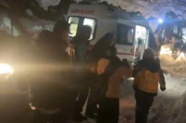 Şemdinli’de 1 metrelik karda hayat mesaisi: Zehirlenen 12 kişi için ekipler seferber oldu 