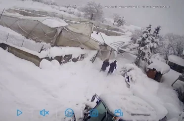 Seraların çökme anı kamerada: Kar altında kaldı, komşularının yardımıyla kurtarıldı 