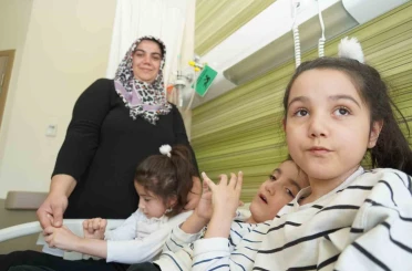 ’Serebral palsi’ hastası üçüzler annelerinin şefkatiyle iyileşiyor 