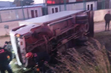 Serik’te devrilen kamyonetin sürücüsü ağır yaralandı 