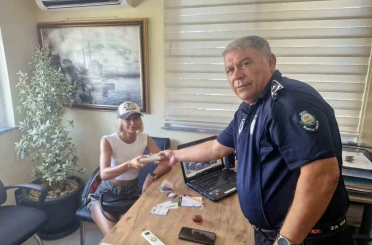Serik’te zabıta ekipleri buldukları kayıp çantayı sahibine teslim etti 