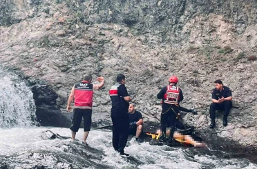 Serinlemek için girdiği derede akıntıya kapılan gencin cansız bedenine ulaşıldı 