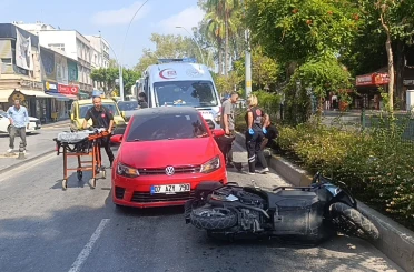 Şerit değiştiren otomobil, motosiklete arkadan çarptı 