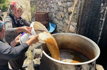 Servi köyünde asırlık gelenek yaşatılıyor: Dut pekmezi büyük emeklerle hazırlanıyor 