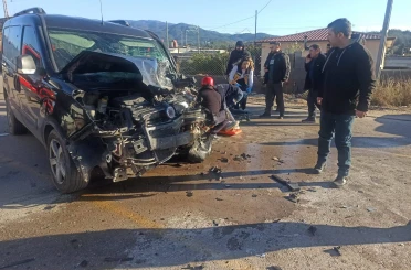 Servis aracı ile hafif ticari aracın çarpışması 7 kişiyi yaraladı