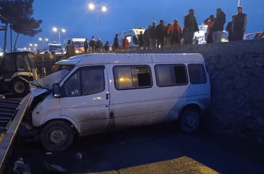 Servis ile otomobilin çarpışması sonucu 1 ölü, 10 yaralı