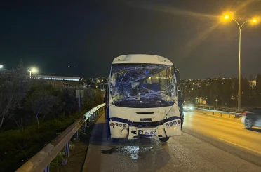 Servisin tıra çarpmasıyla 6 kişi yaralandı