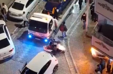 Ses sistemli araç yükledikleri çakarlı çekiciyle trafiği felç eden magandalar kamerada 