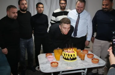 Sevgi Evlerinden ayrılan gence doğum günü sürprizi 