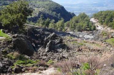Seydikemer’de heyelan nedeniyle yol kapandı 