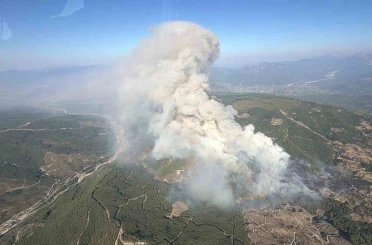 Seydikemer’deki orman yangınını söndürme çalışmaları sürüyor 